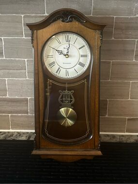 Bulova Walnut Brown Wall Clock ✳️ Clock Works but Pendulum Does Not Swing